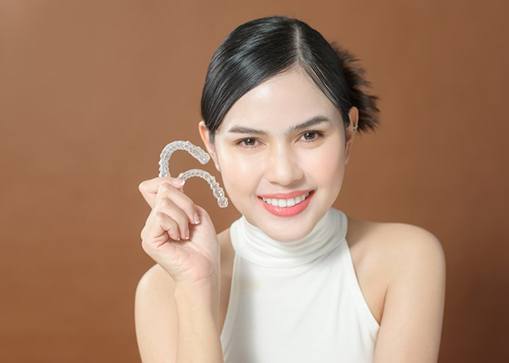 Lady shows off clear aligners